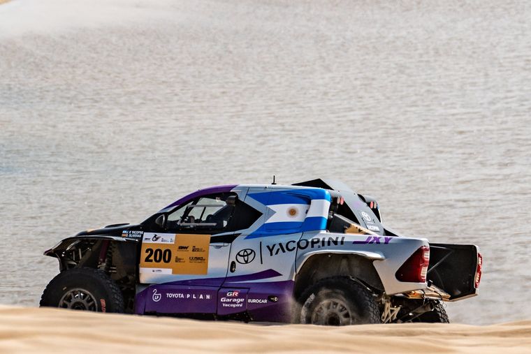 La Toyota Hilux del mendocino de 26 años, volando por el desierto qatarí. La Toyota Hilux del mendocino de 26 años, volando por el desierto qatarí.