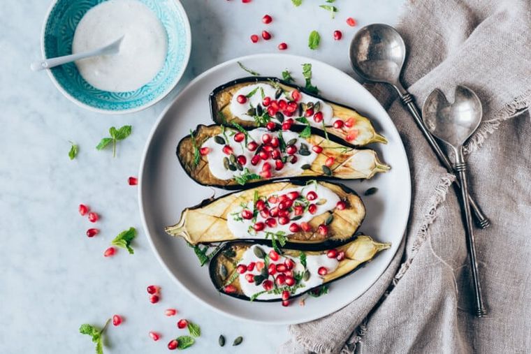 Berenjenas, yogur y granada: la ensalada con aire gourmet para sorprender. Berenjenas, yogur y granada: la ensalada con aire gourmet para sorprender.
