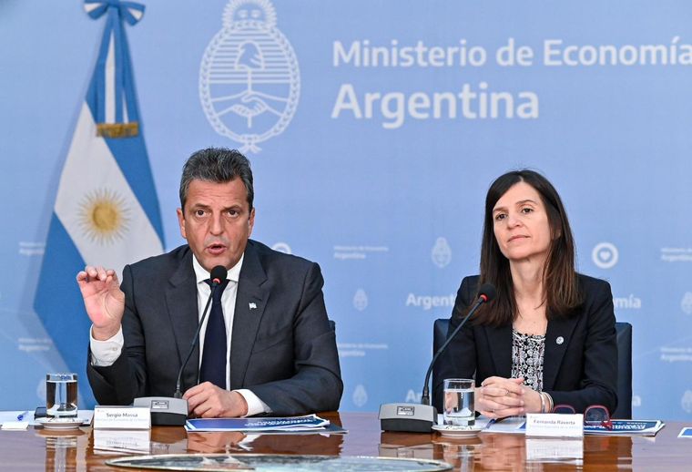 El ministro de Economía junto a Fernanda Raverta durante el anuncio del bono para trabajadores informales. Foto: Ministerio de Economía