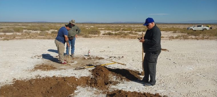 Toma de muestras en Pampa del Salar al límite con San Luis. Foto Gentileza