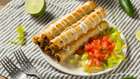 Aunque la receta original se prepara con pollo, existen variaciones con papa, carne deshebrada o incluso frijoles, lo que demuestra la creatividad y adaptabilidad de la cocina mexicana. Aunque la receta original se prepara con pollo, existen variaciones con papa, carne deshebrada o incluso frijoles, lo que demuestra la creatividad y adaptabilidad de la cocina mexicana.