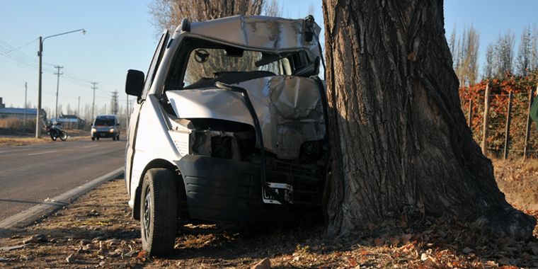 Contra un árbol impactó el joven de 25 años. Foto: Agustín Mauricio/Mediamza.com