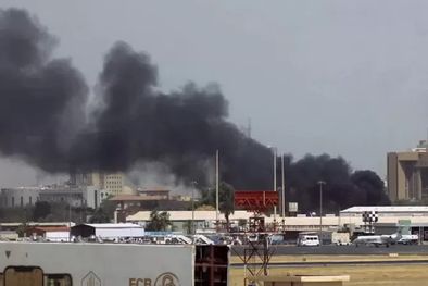 MDZol | El humo se eleva por encima de los edificios en el aeropuerto de Jartum. Foto: GETTY IMAGES