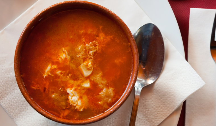 Esta receta nació como un plato humilde preparado por campesinos españoles para combatir el frío.