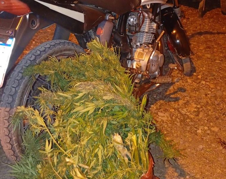 Durante su intento de fuga, el motociclista descartó más de tres kilos de droga.