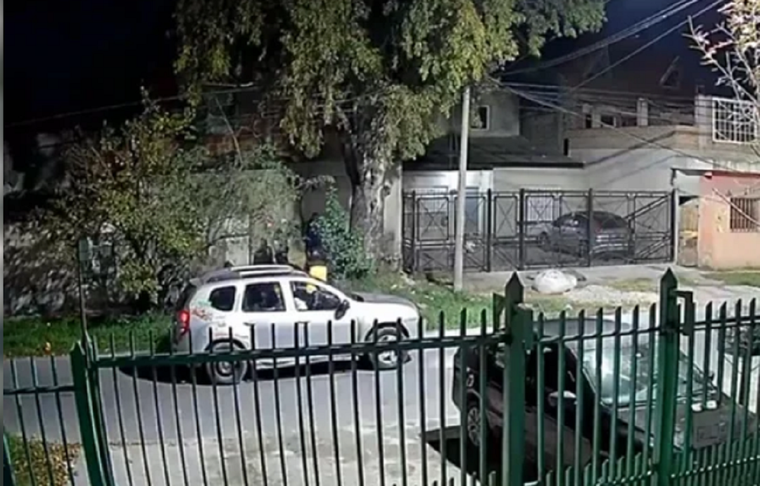 El momento en el que la víctima es baleada Foto: Captura de video