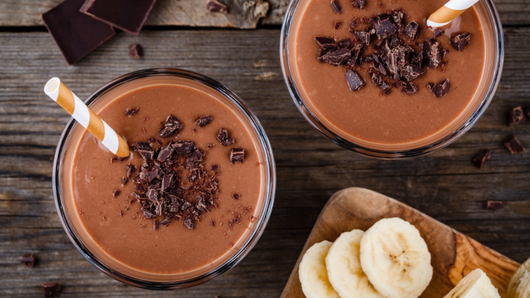 Combinar banana y cacao aporta energía rápida y sostenida, por eso es popular antes o después del entrenamiento. Combinar banana y cacao aporta energía rápida y sostenida, por eso es popular antes o después del entrenamiento.