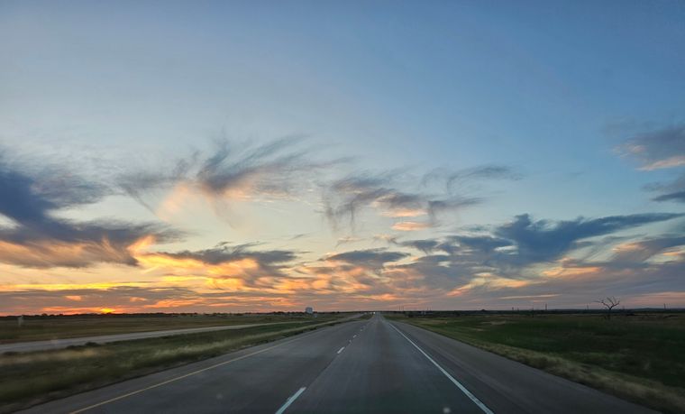 Un camino en la ruta, al manecer. Un camino en la ruta, al manecer.