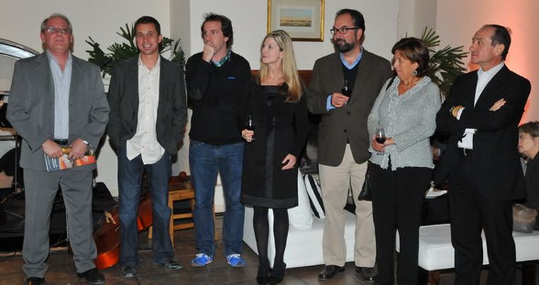 Javier Merino junto a los expositores invitados al foro, edición 2010. Foto: Gentileza
