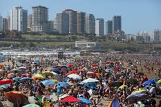 Comer en la playa es todo en desafío para la economía familiar Foto: EMTURyC