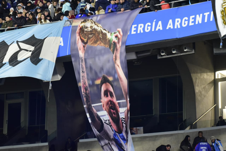 Las banderas en el último encuentro de Messi con la Selección en Argentina. Las banderas en el último encuentro de Messi con la Selección en Argentina.