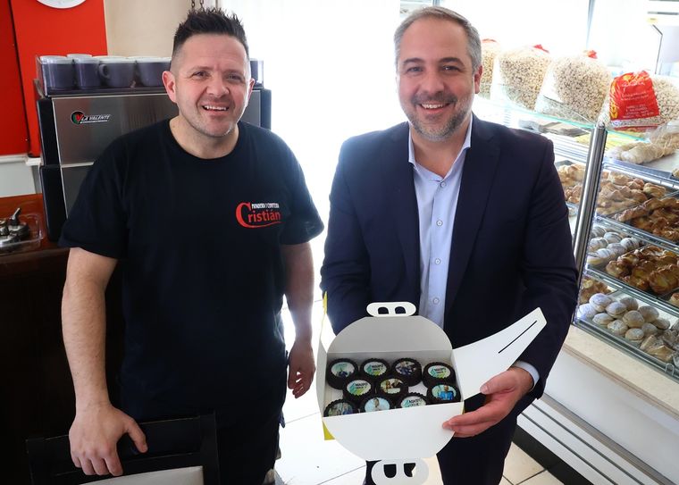 Cristian Di Betta, el panadero que se hizo viral por la medialuna gigante, será candidato a concejal en Maipú por un frente de empresarios y productores. Cristian Di Betta, el panadero que se hizo viral por la medialuna gigante, será candidato a concejal en Maipú por un frente de empresarios y productores.