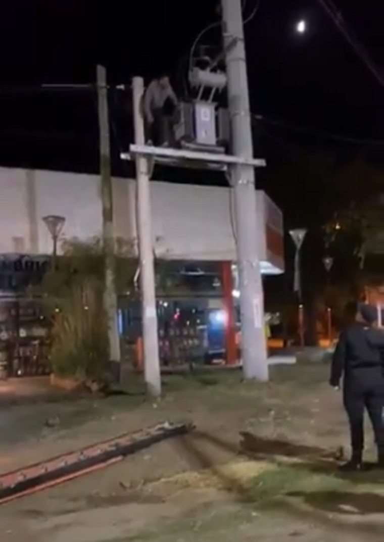 Tocó un transformador y casi muere Foto: Twitter