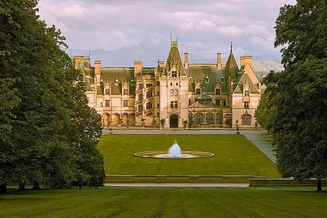 La mansión se encuentra en las montañas de Asheville, en Carolina del Norte. La mansión se encuentra en las montañas de Asheville, en Carolina del Norte.