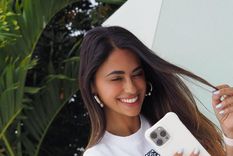 Antonela Roccuzzo suma otro conjunto clásico a su estilo: jeans y camiseta blanca Foto: Instagram