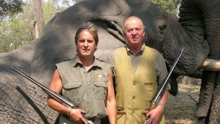 Juan Carlos cuando, siendo rey, fue a matar elefantes.