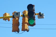 cuales son las 4 empresas que quieren instalar semaforos inteligentes en el gran mendoza