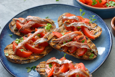 Esta receta de tosta de anchoas es muy popular en bares y tabernas españolas como tapa tradicional.