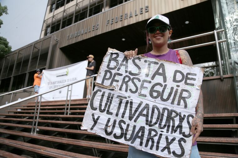 Marcha por la Legalización de la  Mariguana Participante de la marcha por la legalización del cultivo y consumo de mariguana exhibe un cartel en la protesta frente a Tribunales Federales de Mendoza. Foto: Maximiliano Ríos/MDZ