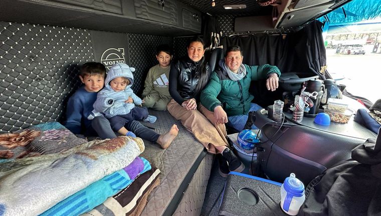 El cierre del paso a Chile transformó un viaje familiar en una larga espera: Sergio, Sharon y sus tres hijos llevan un mes dentro del camión.