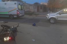El violento accidente dejó al conductor de la mota y a su acompañante gravemente heridos Foto: gentileza