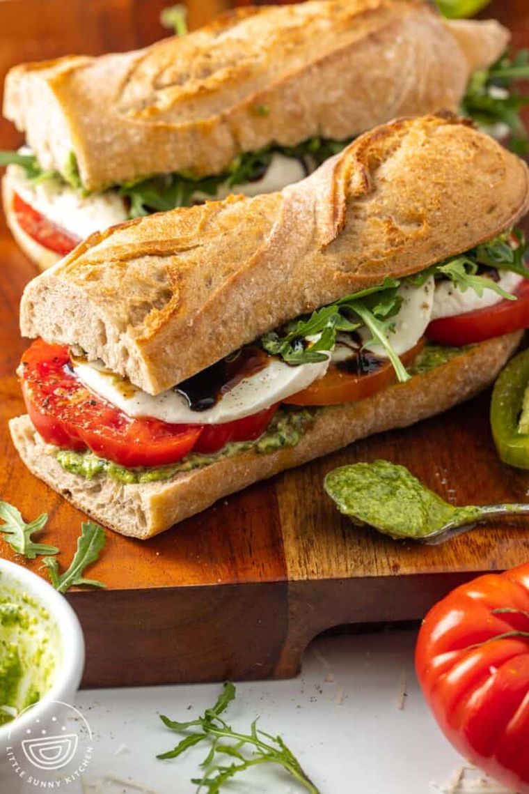 La receta del clásico caprese pero hecho sándwich. La receta del clásico caprese pero hecho sándwich.