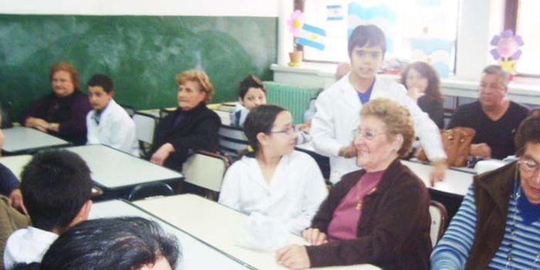 Ambas generaciones compartieron la merienda Foto: Gentileza Adriana Pozo