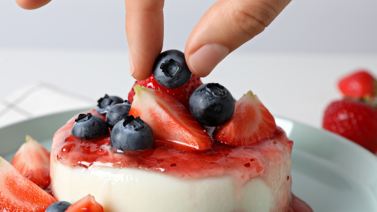 La receta de panna cotta de vainilla y frutos rojos viene del norte de Italia, pero en Argentina ya es un clásico de las mesas dulces. La receta de panna cotta de vainilla y frutos rojos viene del norte de Italia, pero en Argentina ya es un clásico de las mesas dulces.