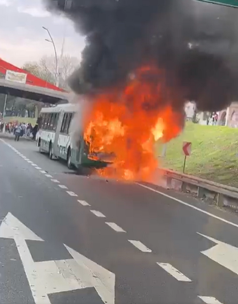 Un ómnibus se incendió esta tarde en la General Paz. Foto: Captura de video