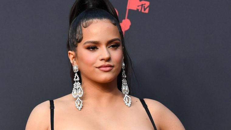 Rauw Alejandro quedó flechado al ver a Rosalía dentro del agua sin ropa