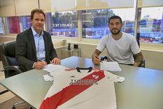 Elías Gómez al momento de firmar su contrato con River Foto: Prensa River