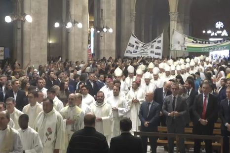 A la izquierda de la imagen, la oposición reunida en la misa. En la fila de la derecha, el Gobierno. En el primer banco están el Presidente provisional del Senado, Bartolomé Abdala; el titular de Diputados, Martín Menem; el jefe de Gabinete, Manuel Adorni; y el ministro del Interior, Diego Santilli. A la izquierda de la imagen, la oposición reunida en la misa. En la fila de la derecha, el Gobierno. En el primer banco están el Presidente provisional del Senado, Bartolomé Abdala; el titular de Diputados, Martín Menem; el jefe de Gabinete, Manuel Adorni; y el ministro del Interior, Diego Santilli.
