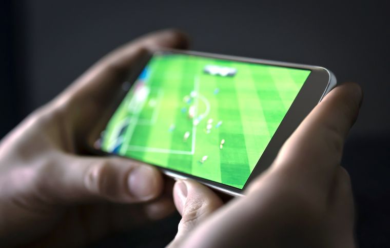 Los bloqueadores de anuncios y navegadores seguros ayudan a reducir la cantidad de ventanas emergentes al ver fútbol online.