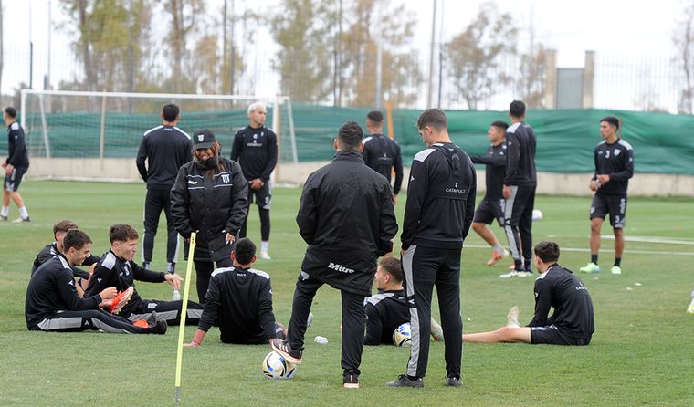 Broggi, de espaldas, junto a Mondino en la práctica de este martes.  Broggi, de espaldas, junto a Mondino en la práctica de este martes.