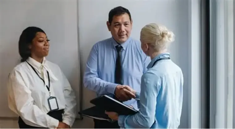El trabajador que aguanta cinco años una diferencia salarial y reclama al final llega tarde por buena parte de lo suyo.