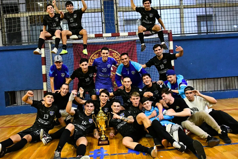 Don Orione goleó a Regatas y festejó el Trofeo de Campeones. Foto: Futsal de Primera Don Orione goleó a Regatas y festejó el Trofeo de Campeones. Foto: Futsal de Primera