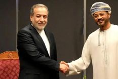 El ministro de Asuntos Exteriores de Irán, Abbas Araghchi, y el ministro de Asuntos Exteriores de Omán, Sayyid Badr Albusaidi, en Mascate, capital de Omán. Foto: BBC