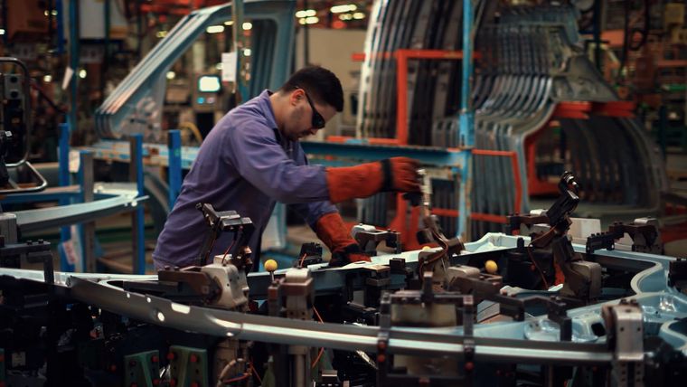 La industria manufacturera y la construcción se encuentran entre las actividades más golpeadas en lo que va de la gestión de Javier Milei y aún no hay indicios de mejora a corto plazo.