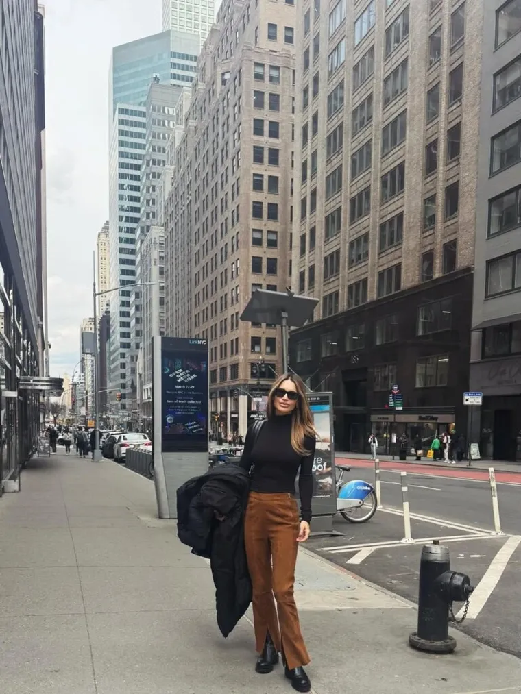 Desde Nueva York, María Vázquez mostró cómo transformar prendas simples en un look chic. Desde Nueva York, María Vázquez mostró cómo transformar prendas simples en un look chic.