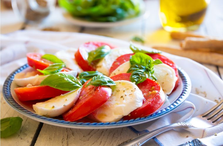 Ensalada Caprese Una receta simple y deliciosa para hacer en simples pasos Foto: Shutterstock