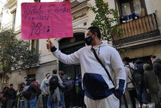 Ronald Otani en la protesta contra el deshaucio.