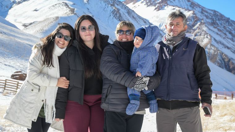 Los cordobeses Nadia, Paula, Claudia con Felipe en brazos y Fabian. Los cordobeses Nadia, Paula, Claudia con Felipe en brazos y Fabian.