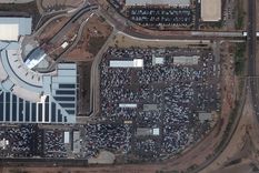Este estacionamiento de autos de alquiler en el aeropuerto de Phoenix está repleto de los autos que la gente no está rentando.