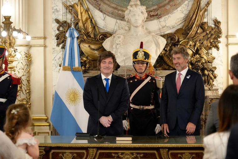 El presidente Javier Milei le tomó juramento a Juan Bautista Mahiques como nuevo ministro de Justicia. El presidente Javier Milei le tomó juramento a Juan Bautista Mahiques como nuevo ministro de Justicia.