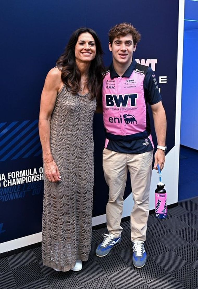 Franco Colapinto junto a Gabriela Sabatini en los boxes de Alpine, en Barcelona