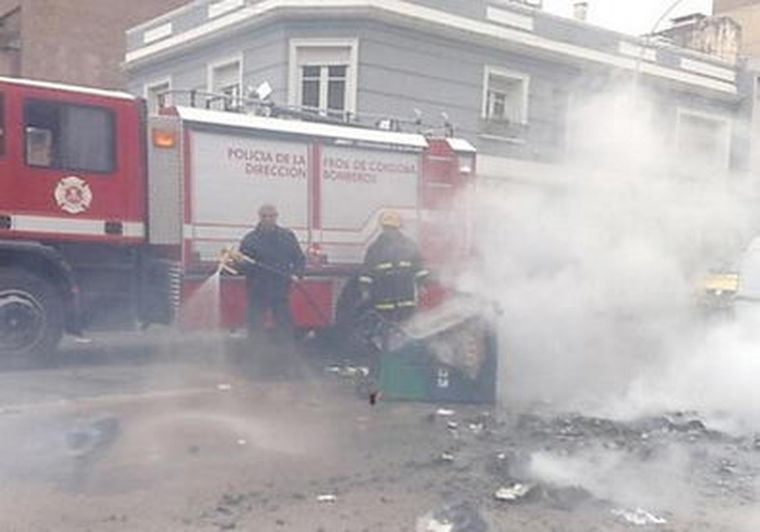 Se arrojaron chorros de agua de alta presión para dispersar a los manifestantes. Foto: La Voz del Interior