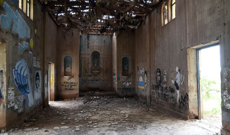 El abandono dio paso a una resignificación inesperada: Maradona ocupa hoy las paredes de una vieja capilla rural en Agrelo. El abandono dio paso a una resignificación inesperada: Maradona ocupa hoy las paredes de una vieja capilla rural en Agrelo.