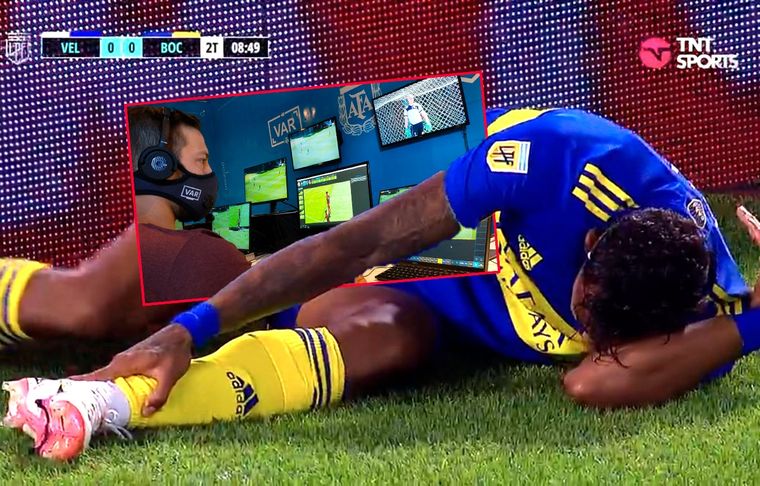Villa queda revolcado tras el golpe de Giannetti en su tobillo izquierdo. El VAR no llamó para revisar lo que era penal para Boca.