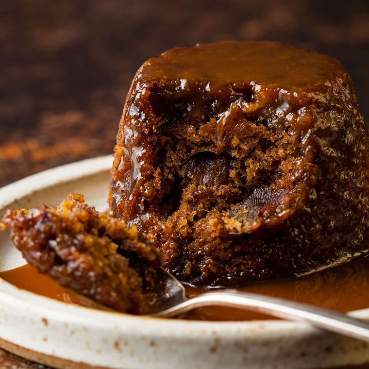 Si pudiéramos elegir una foto para comerla, sin dudas, eligiríamos esta de sticky toffee pudding ¡nos encanta!