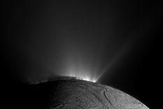 Presencia de agua líquida, una fuente de energía, un conjunto específico de elementos químicos y moléculas orgánicas complejas son las condiciones que se pueden encontrarse en este lugar.